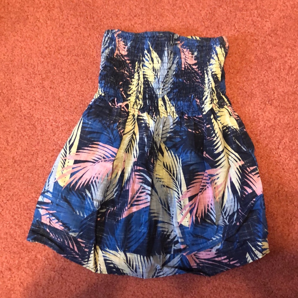 Strapless tropical top